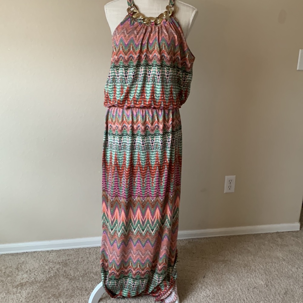 Beautiful Maxi dress.. size L with size slits.